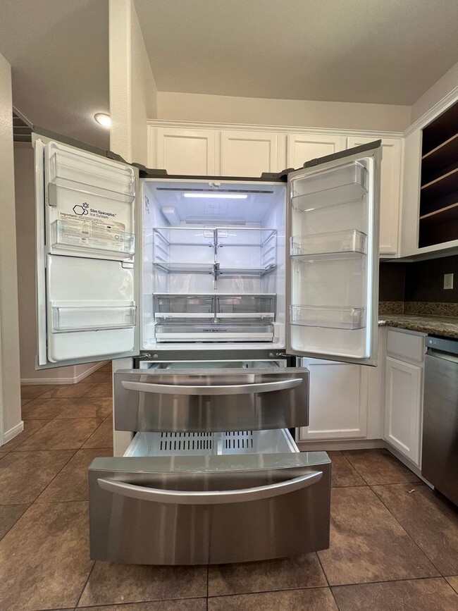 Building Photo - Stunning 4-Bed 3 Car Garage Gated Single S...
