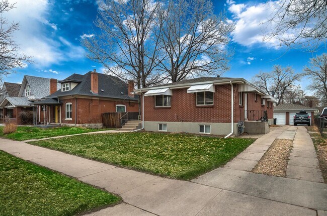 Building Photo - Spacious 4BR with bonus space and a 2 car garage in the heart of Sunnyside!