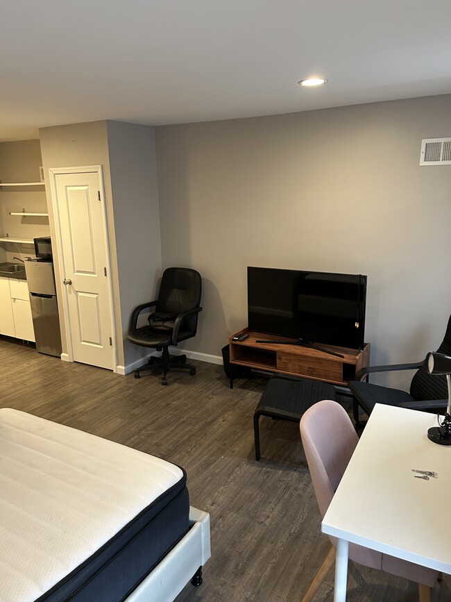 Building Photo - 3845 Fairmount Ave