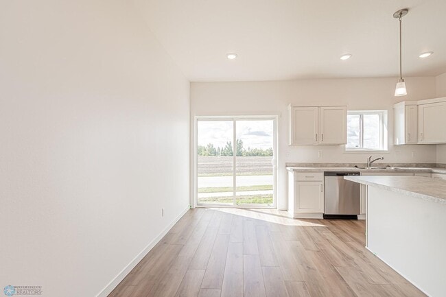 Building Photo - 4 bedroom 2 bathroom house