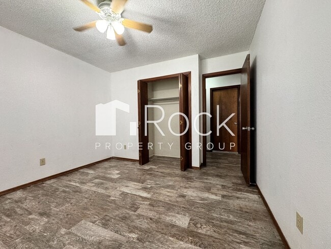 Building Photo - 3 Bedroom, 2 bath, 2 car garage home avail...