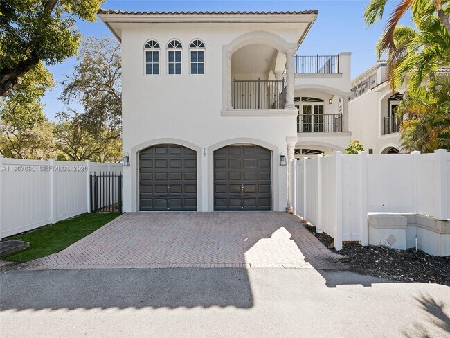 Building Photo - 827 SE 2nd Ct