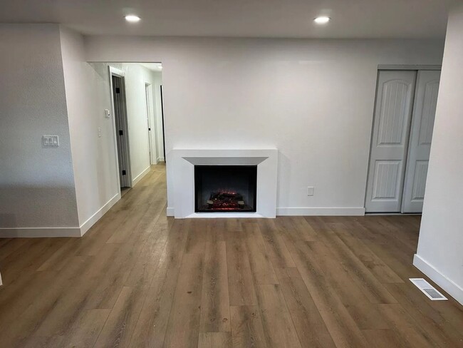 Building Photo - Newly Remodeled 3-Bedroom Bellevue Home with Modern Updates