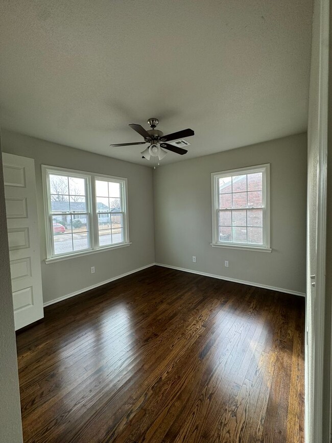 Building Photo - 2 Bedroom 1 Bath Home.