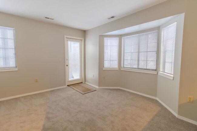 Building Photo - Charming, Updated Condo in Prime Downtown Traverse City Location!