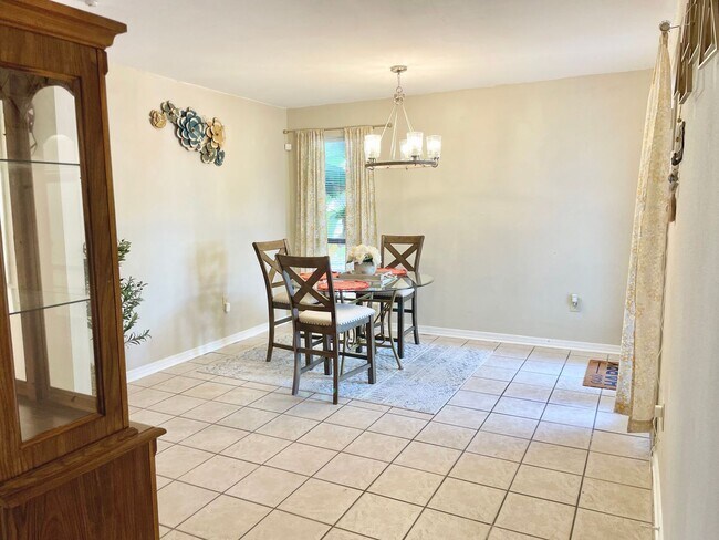 Building Photo - 3 BR 2.5 BA Luxury Townhouse