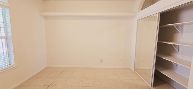 Building Photo - Stunning 4 bedroom, 2.5 bath home in West ...