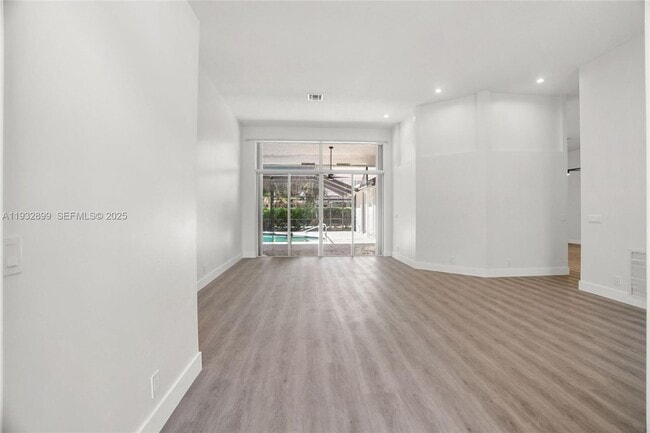 Building Photo - 2611 Oakbrook Ln