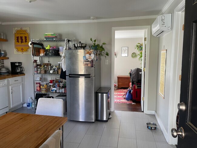 Open view from kitchen into living space, ideal for everyday living - 520 Commonwealth St