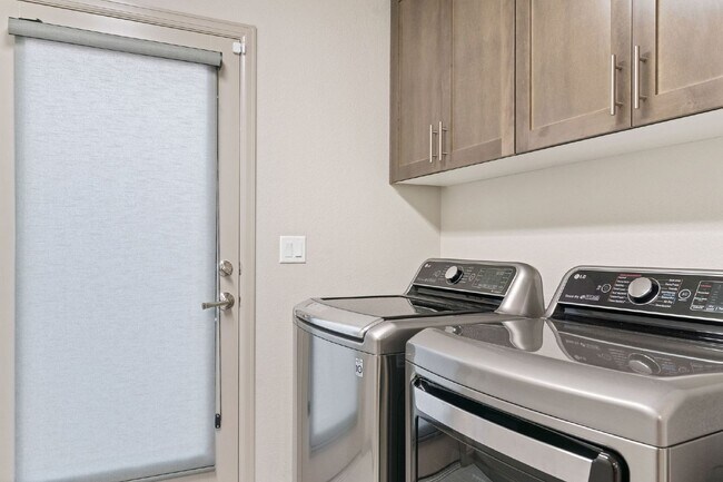 Building Photo - stunning 3-bedroom, 2.5-bathroom Tri Level Home