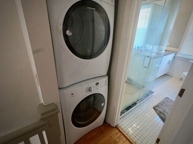 Building Photo - 5444 Claybourne St