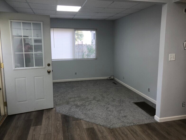 living room/front door - 306 E Henry St