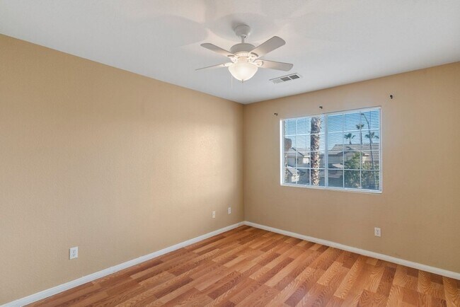 Building Photo - Beautiful 4 Bed 2.5 Bath Vaulted Ceilings,...