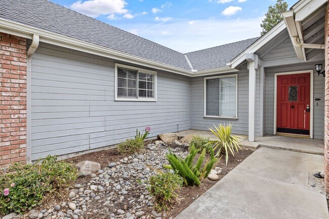 Building Photo - Pet Friendly, Updated NW Visalia Home Avai...