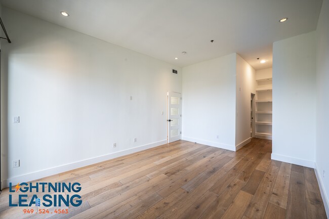 Building Photo - 8811 Burton Way