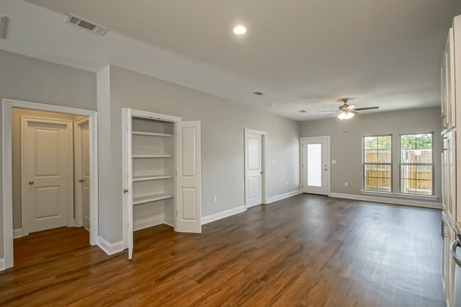 Building Photo - 33260 LA-16