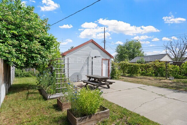 Building Photo - 112 W Amherst Ct