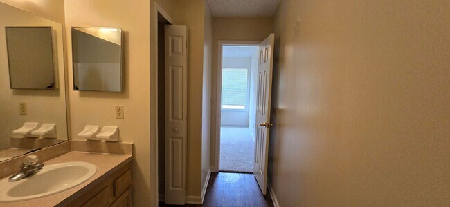 Building Photo - Charming 3 Bed / 2 Bath Home – Pet Friendl...