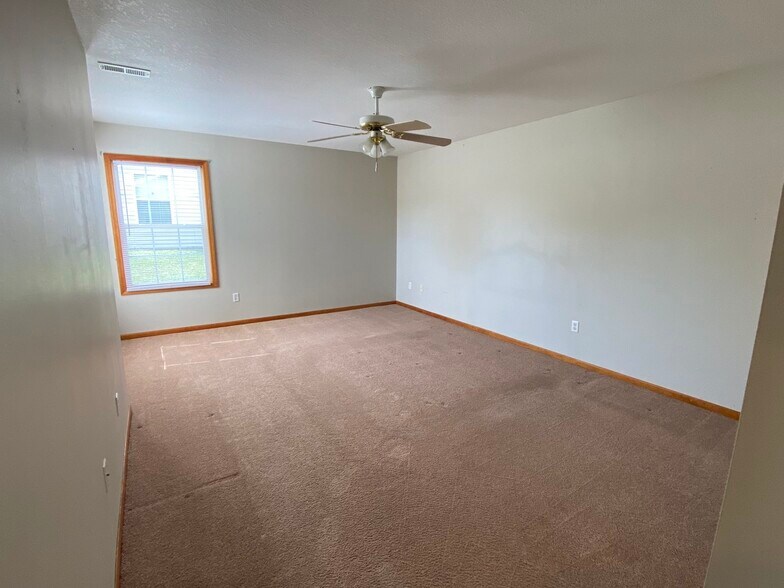 Building Photo - 2127 Highridge Dr