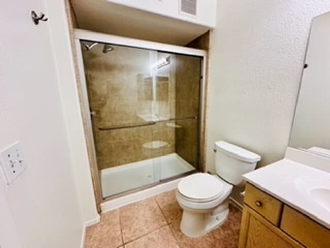 Building Photo - Cozy 1st-floor condo unit with 2 bedrooms and 2 bathrooms. Located in a guard-gated community in ...