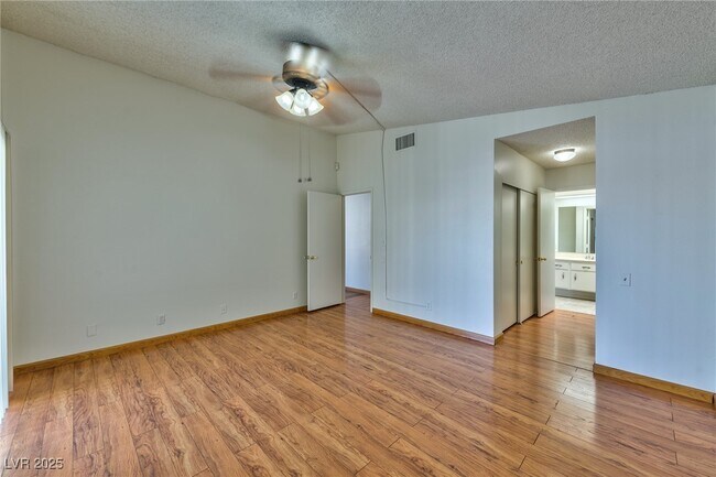 Building Photo - 2728 Miraflores Ave