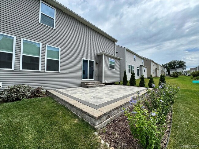 Building Photo - 278 Springview St