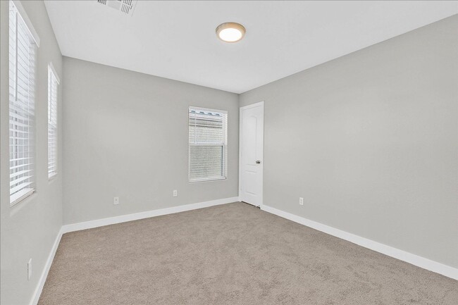 Building Photo - Great 4 bedroom home with a spacious kitchen in a great location!