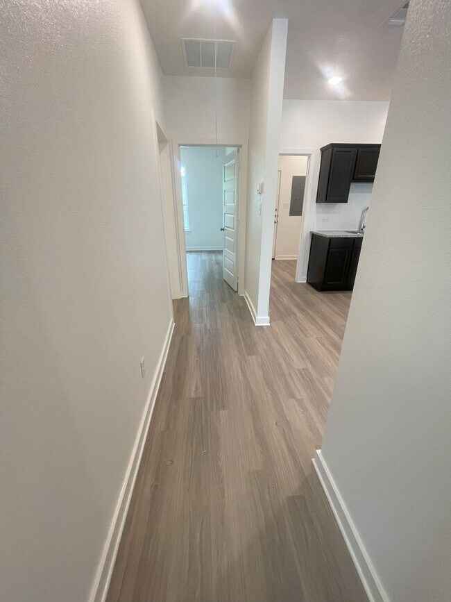 Building Photo - 1612 W 5th St