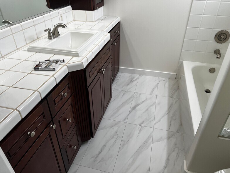 Building Photo - 323 S Francisca Ave