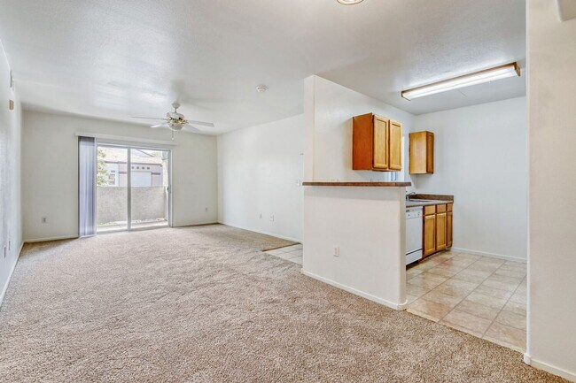 Building Photo - 1 Bedroom 2nd Floor Unit With Balcony!