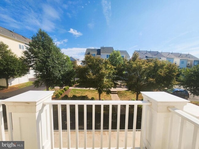 Building Photo - 917 Crestfield Dr