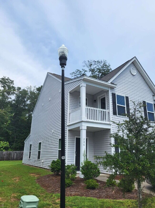 Building Photo - "Spacious Fully Furnished 4-Bedroom Townho...