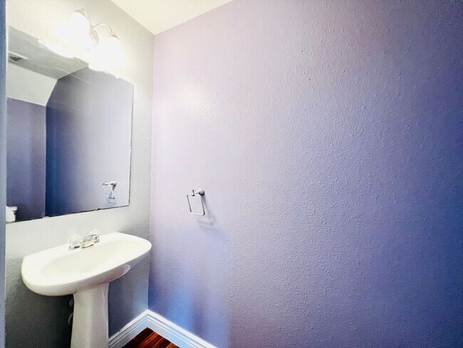 Building Photo - Beautiful two-story home in the desirable Silver Oaks community!