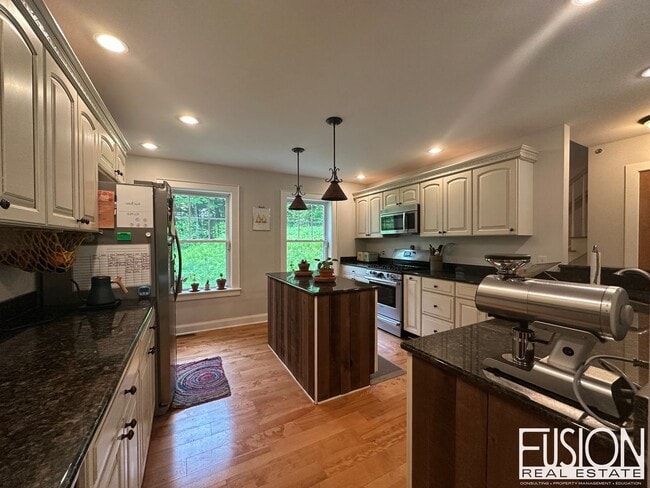 Building Photo - Beautiful, Spacious, Private Four Bedroom ...