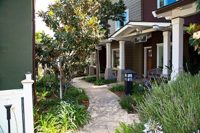 Building Photo - Beautiful Townhouse With Private Master Suite!!