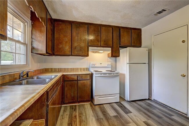 Building Photo - 5587 General Harris Dr