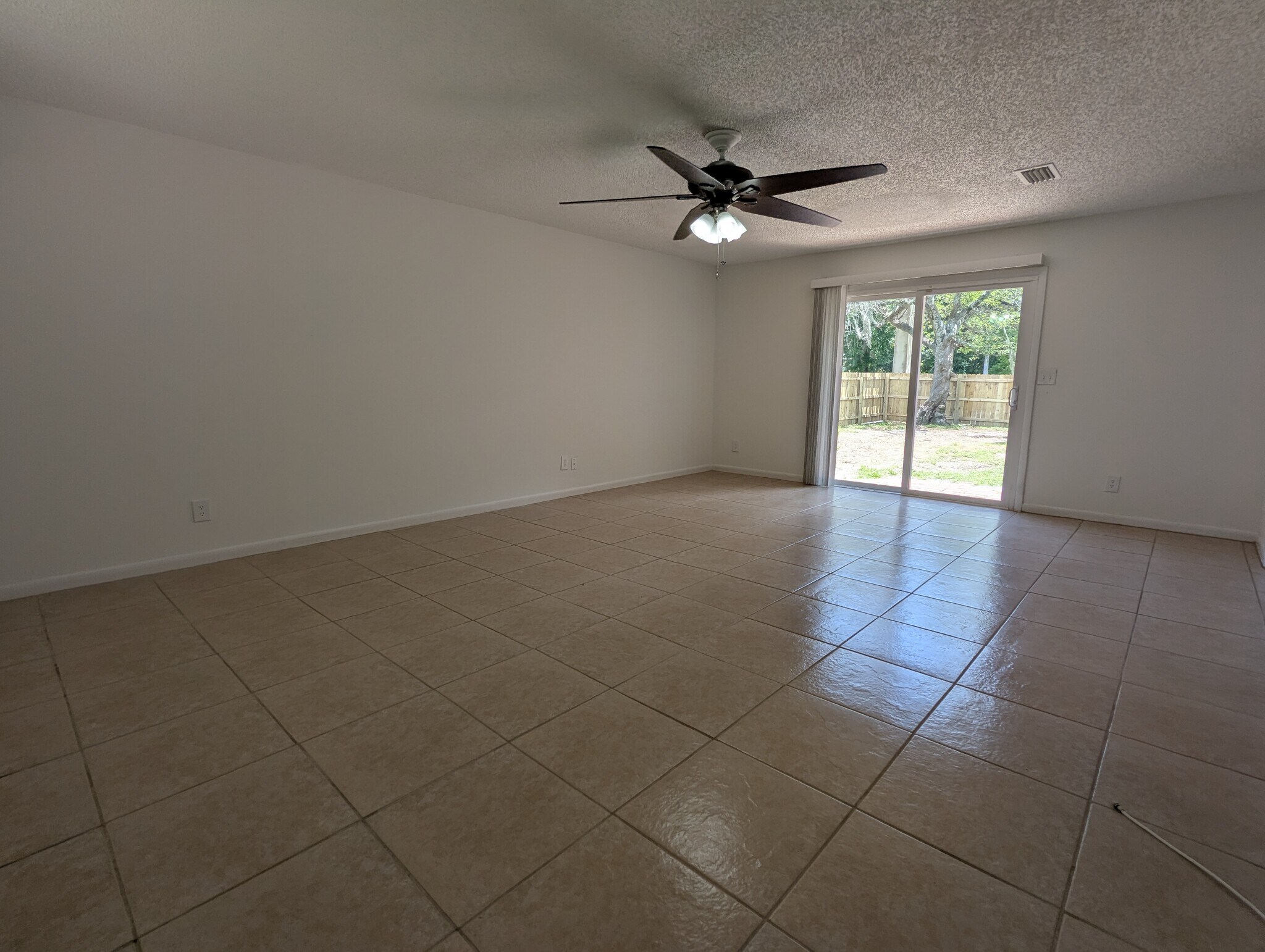 Building Photo - 3557 Edgewater Dr