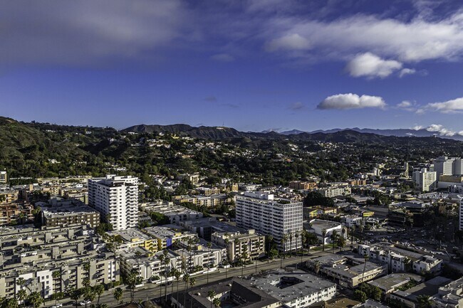 Building Photo - 7320 Hawthorn Ave