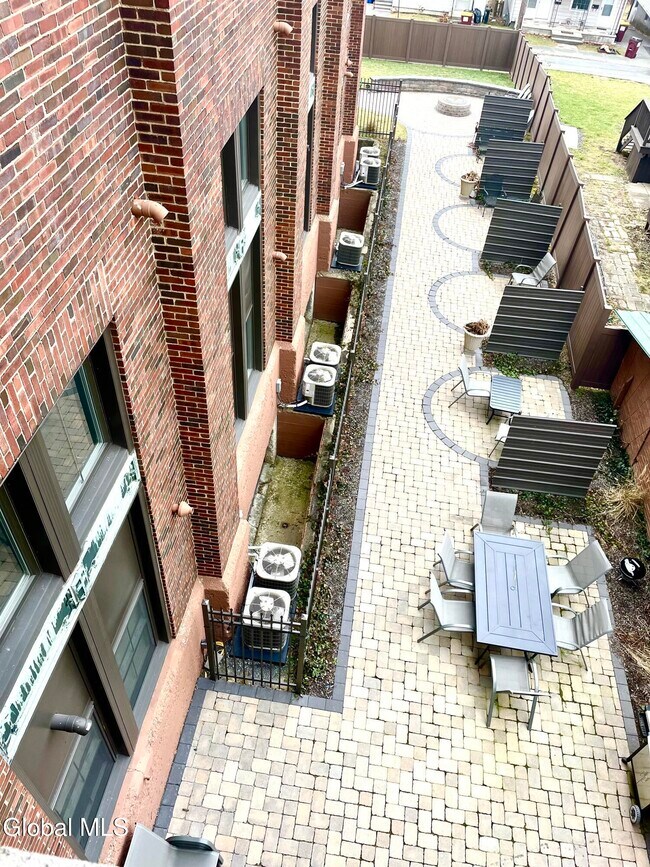 Building Photo - 34 William St