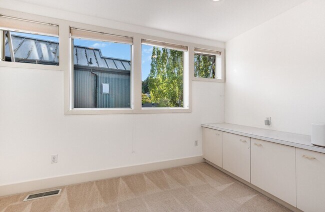 Building Photo - 3Bd/3Ba Seattle House