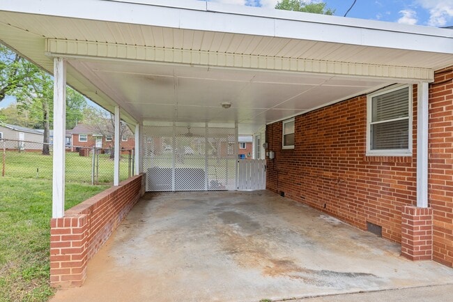 Building Photo - 205 Fieldstone Cir