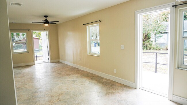 Building Photo - 1502 Ave I