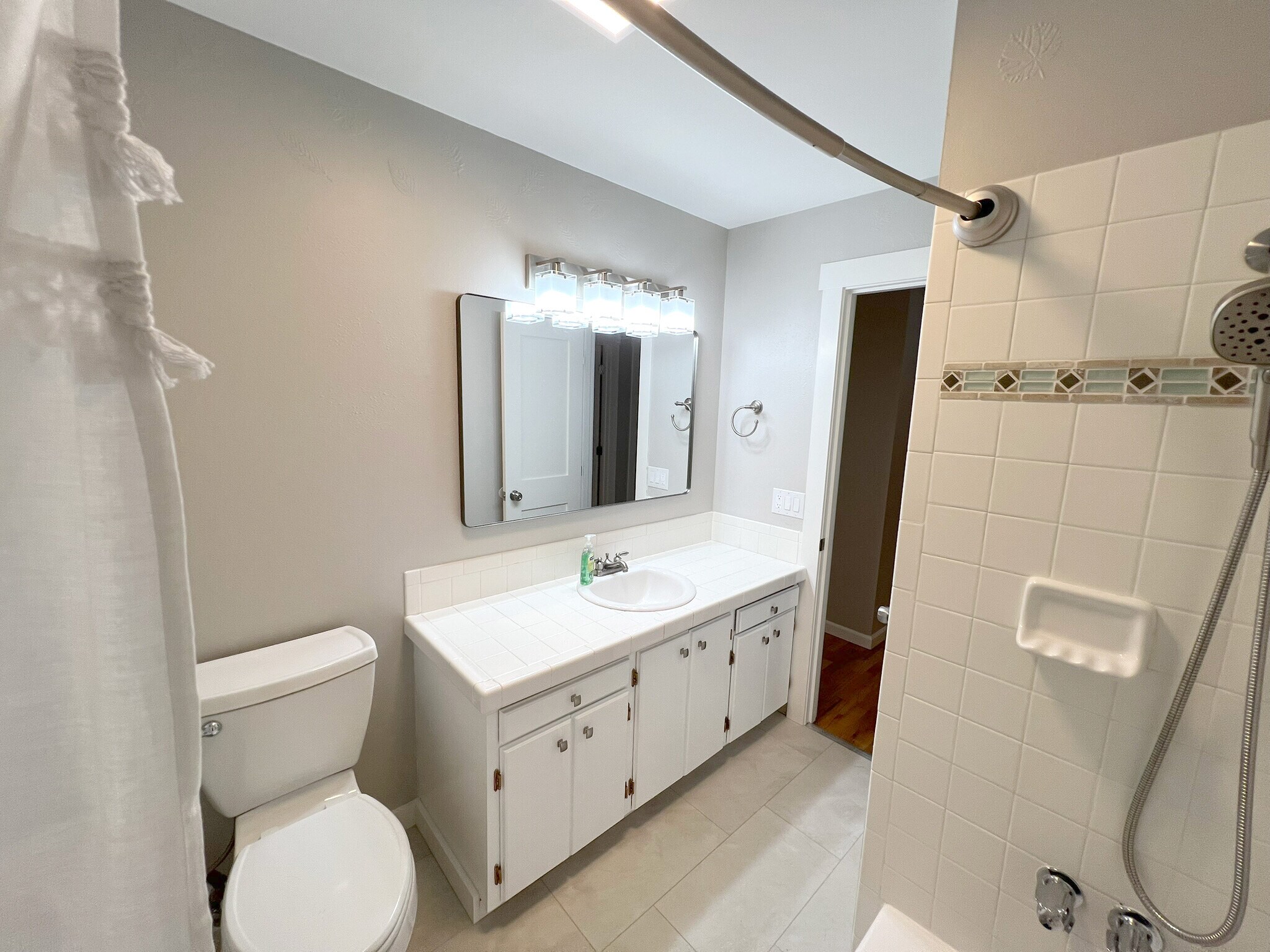 Building Photo - 6519 Illahee Rd NE