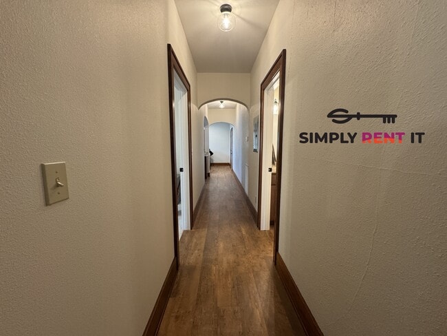 Building Photo - Renovated 2 Bedroom, 2 Bathroom on Campus!