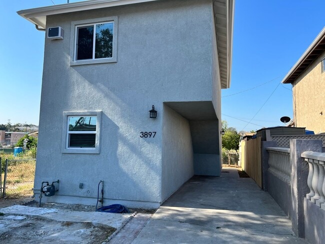 Building Photo - $2,850 - 2 Bed 1 Bath House in San Diego