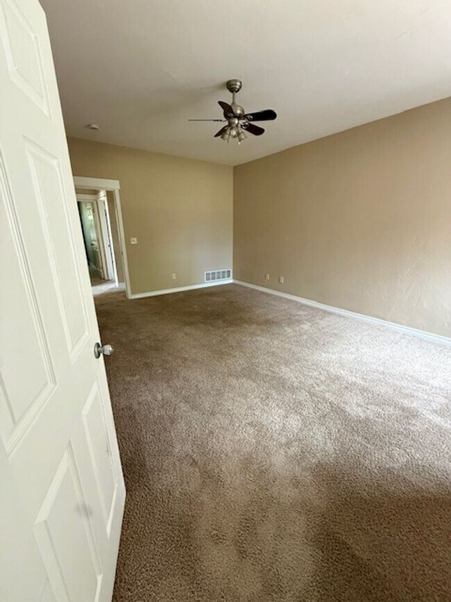 Building Photo - Beautiful 3 Bedroom 2 Bathroom House  **2 Weeks Free Rent**