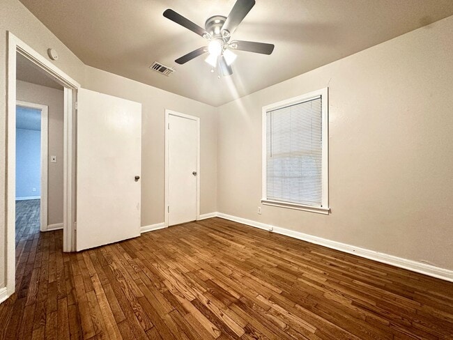 Building Photo - East Austin 2x1 Home!