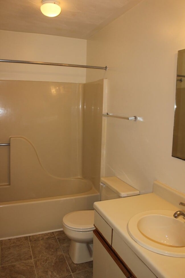 Building Photo - Rutherford Townhomes 4 Bedroom w/Den 3 Bathroom