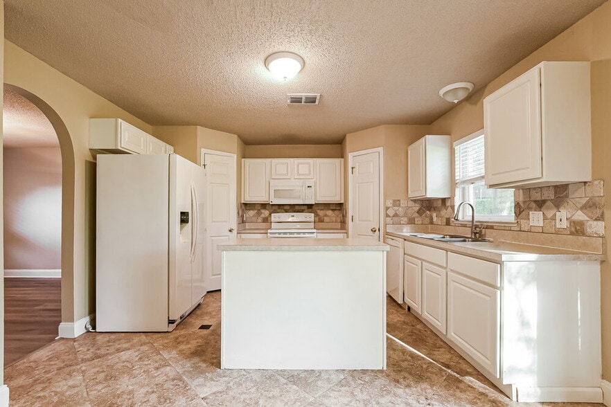 Building Photo - 4785 Willamette Cir