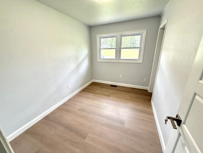 Building Photo - Beautifully renovated 3-bedroom, 1-bathroo...